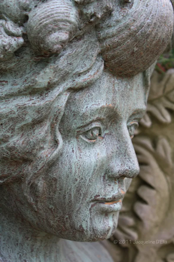A statue of a woman.