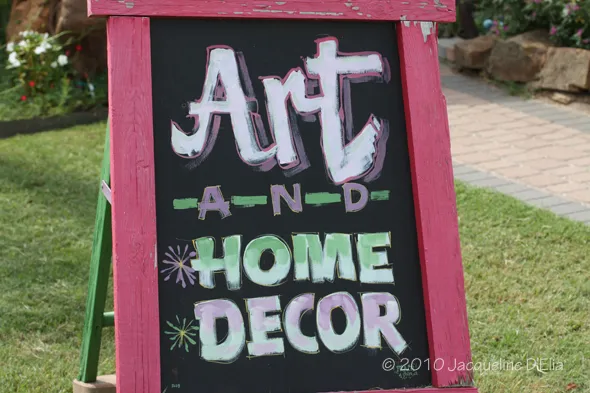 A sign that says art and home decor.